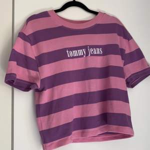 Tshirt från Tommy Hilfiger i superfint skick!🤩 köparen står för frakt på 40kr🥰