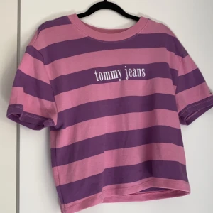 Tshirt tommy hilfiger - Tshirt från Tommy Hilfiger i superfint skick!🤩 köparen står för frakt på 40kr🥰