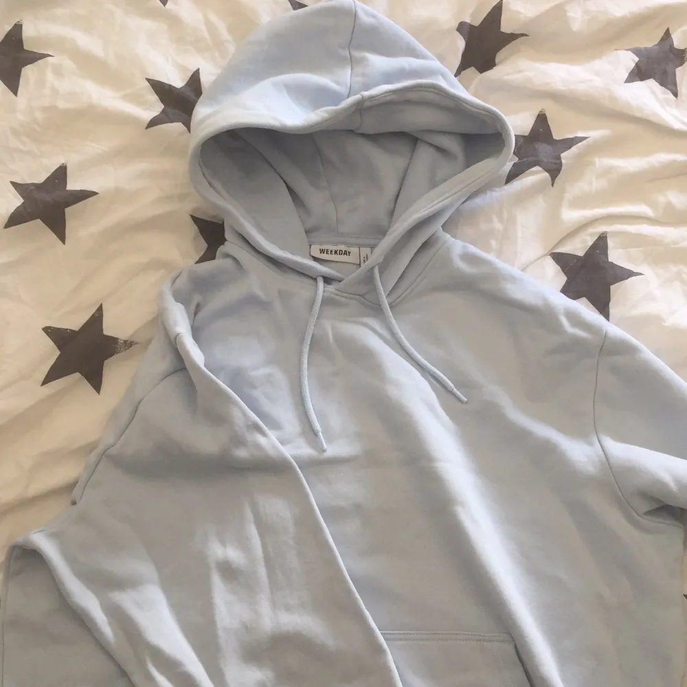 Oversize hoodie ljusblå jättefinfärg storlek M, den är unisex och köpte den på dalande för 500kr. Möts i stockholm. Hoodies.