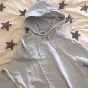 Oversize hoodie ljusblå jättefinfärg storlek M, den är unisex och köpte den på dalande för 500kr. Möts i stockholm