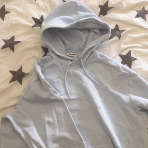 Oversize hoodie Weekday - Oversize hoodie ljusblå jättefinfärg storlek M, den är unisex och köpte den på dalande för 500kr. Möts i stockholm