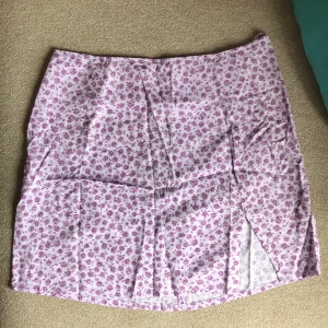 Blommig kjol - Lila blommig sommar tjol! As fin verkligen, passade tyvärr inte mig. Den är köpt från motel rocks för 350kr i storlek M. Behöver veta snabbt ifall ni är intresserade annars skickar jag tillbaka den om någon dag.