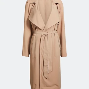 beige kappa - bra skick väldigt fin att ha på sig. kappan är i färgen Beige. använt den 8gånger minst. kappa är i storlek XS men tycker sjölv den är lite större som S