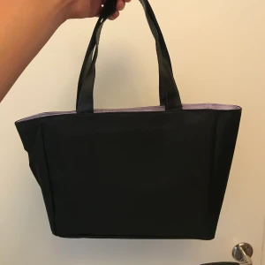 Handväska  - Söt handväska köpt second hand. Bra skick! Köpare står för frakt 