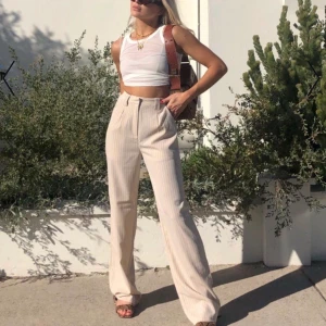 Flared striped pants - Skitsnygga vida kostymbyxor från nakd. Slutsålda på hemsidan och helt oanvända med alla lappar och förpackning kvar. Beställde tyvärr fel storlek. Vid många intresserad buda i kommentarsfältet💛