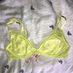 BH från Victorias Secret, strl S - Väldigt fin BH i enbart spets med bygel från Victorias Secret. Aldrig använd enbart provad, säljes då den inte passar mig. Alla lapparna sitter kvar och färgen är neongul (syns inte riktigt på bilderna)✨✨ 