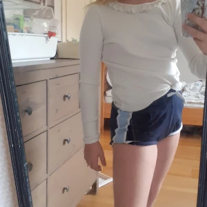 En vit tröja. - Aldrig använd.har en blå också mörk blå.superbra skick.helt splitter nya!😍