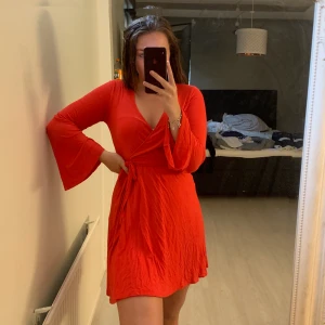 Röd klänning, M - En väldigt somrig klänning från ivyrevel! Den är i storlek M och är i världens skönaste material