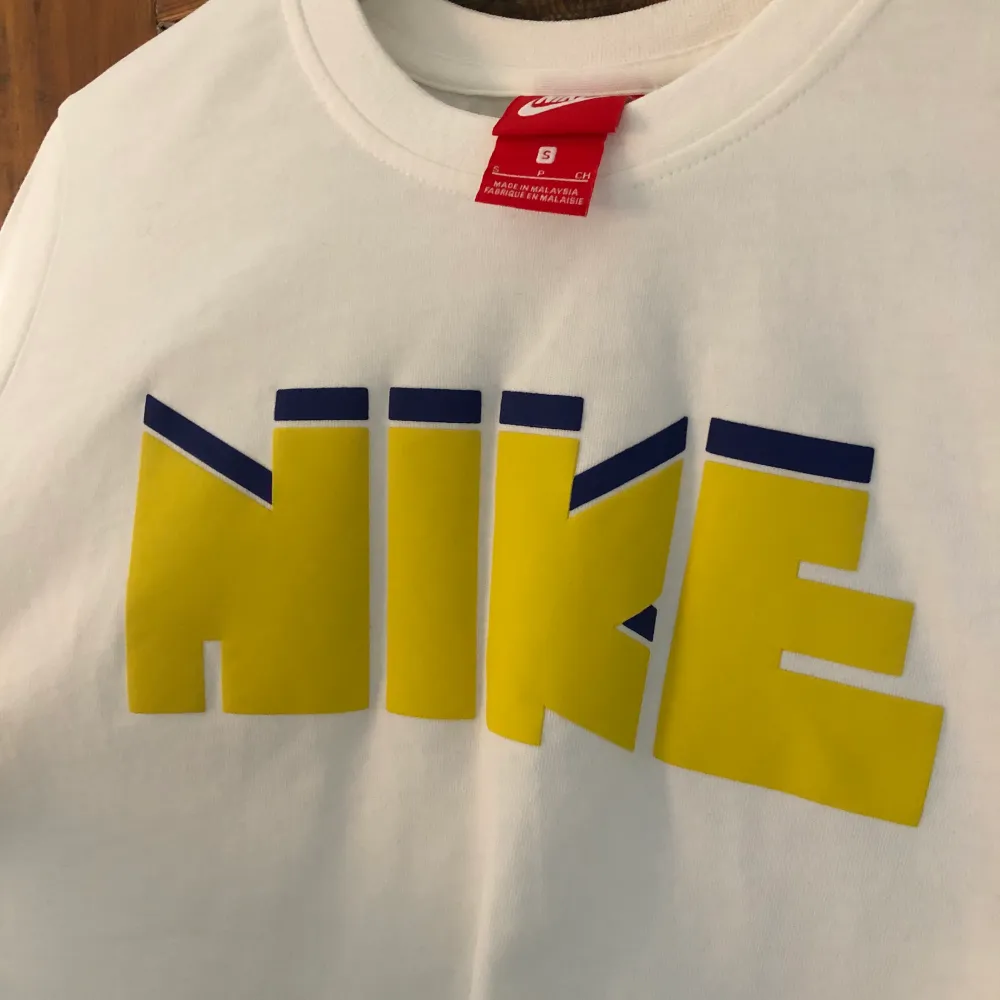 Croppad t-shirt från Nike. Aldrig använd, som ny! Storlek S.. T-shirts.