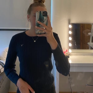 Gant kabelstickad  - Marinblå kabelstickad från Gant, använd en del men fortfarande väldigt bra skick☺️ har ni några frågor är det bara att skicka💕