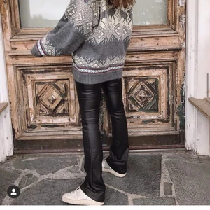 Skinnbyxor från Gina Tricot strl M - Byxor i strl M från Gina Tricot, modell Molly (passar även strl S). Liknande de Frida Thordhag har på första bilden fast utan bootcut. Fraktkostnad tillkommer // kan möta upp runt Karlshamn. 