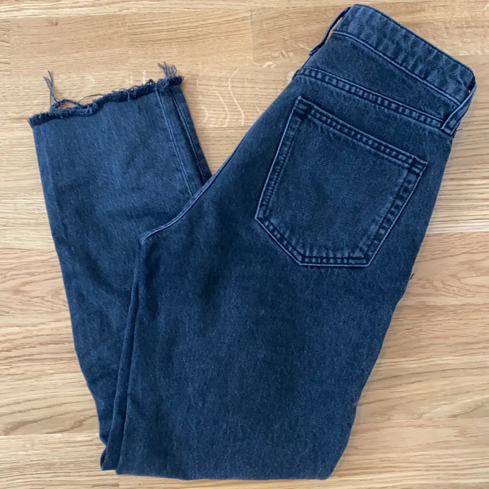 Ett par gråa Jeans från Mango. Storlek 32. Bra skick. Fraktkostnad tillkommer.. Jeans & Byxor.