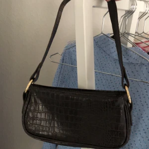 Trendig brun väska från Asos! - Trendig brun väska från Asos! Aldrig använd🦋 Frakt ingår i priset.