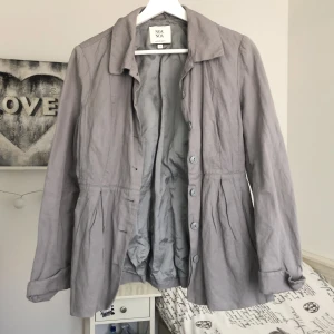 NOA NOA jacka  - Säljer denna väldigt söta jackan från NOA NOA som inte går att få tag på länge. Jag köpte den på secondhand så jag kan inte riktigt säga hur mycket den är använd men den ser väldigt fräsch ut. FÖRST TILL KVARN⚠️ KÖPAREN STÅR FÖR FRAKTEN⚠️