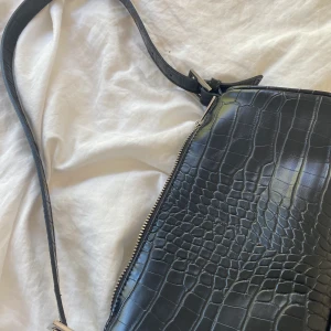 svart skinnväska från gina 🥺 - säljer min svarta skinnväska som har kommit till mycket andvändning men som fortfarande är i bra o ny skick❤️ budgivning: budet ligger på 200 + frakt