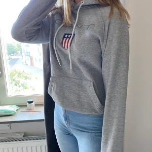 Grå gant hoodie - Grå gant hoodie som har en liten defekt på ens snöret