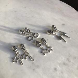 Sjukt coola och snygga örhängen finns nu till salu! Säljs för 69kr/par (Inkl frakt) ⚡️⭐️🦋💕 Följ @alvasellout för fler smycken!