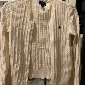 Kabelstickad kofta - Ralph Lauren - Vit Kabelstickad kofta från Ralph Lauren. Nästan oanvänd så i superbra skick och dunderkvalitet. Köpte för 1000 kr, men har tyvärr inte kommit till användning.