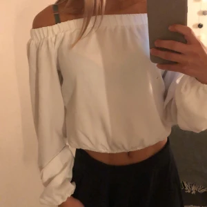 Off shoulder blus/topp storlek xs  - Fin off shoulder blus från bikbok i storlek xs, aldrig använd till och med prislappen sitter kvar!