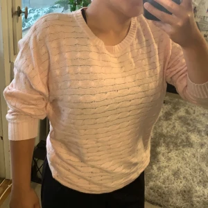 Stickad tröja från H&M - En ljus rosa (stickad) tröja från H&M. 