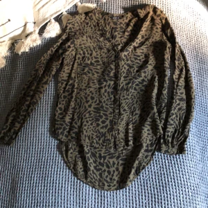 Blus  - Blus med leopard mönster i mörkgrönt 