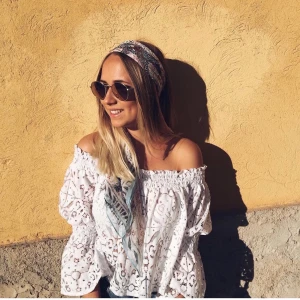 Offshulder topp  - Topp i nyskick. Frakt tillkommer 