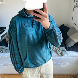 Adidas trefoil hoodie  - Storlek medium, köptes 2016 kanske så i gott skick för sin ålder. Färgen är svår att få på bild men i mitt tycke är den lite grönare irl. Fits TTS alternativt något mindre