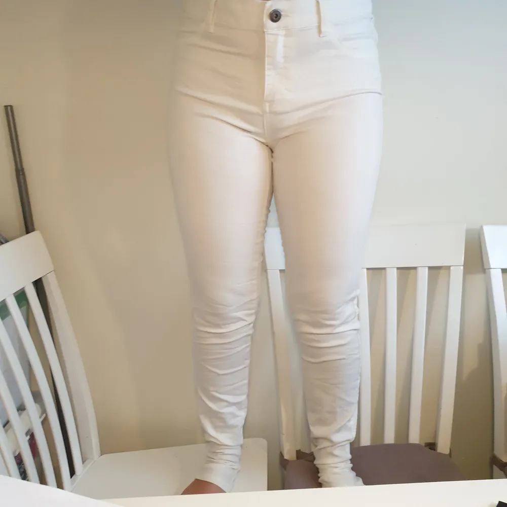 Jättefina vita jeans med jätte mycket stretch. Jag på bilden är 153 därav är dem lite långa.. Jeans & Byxor.