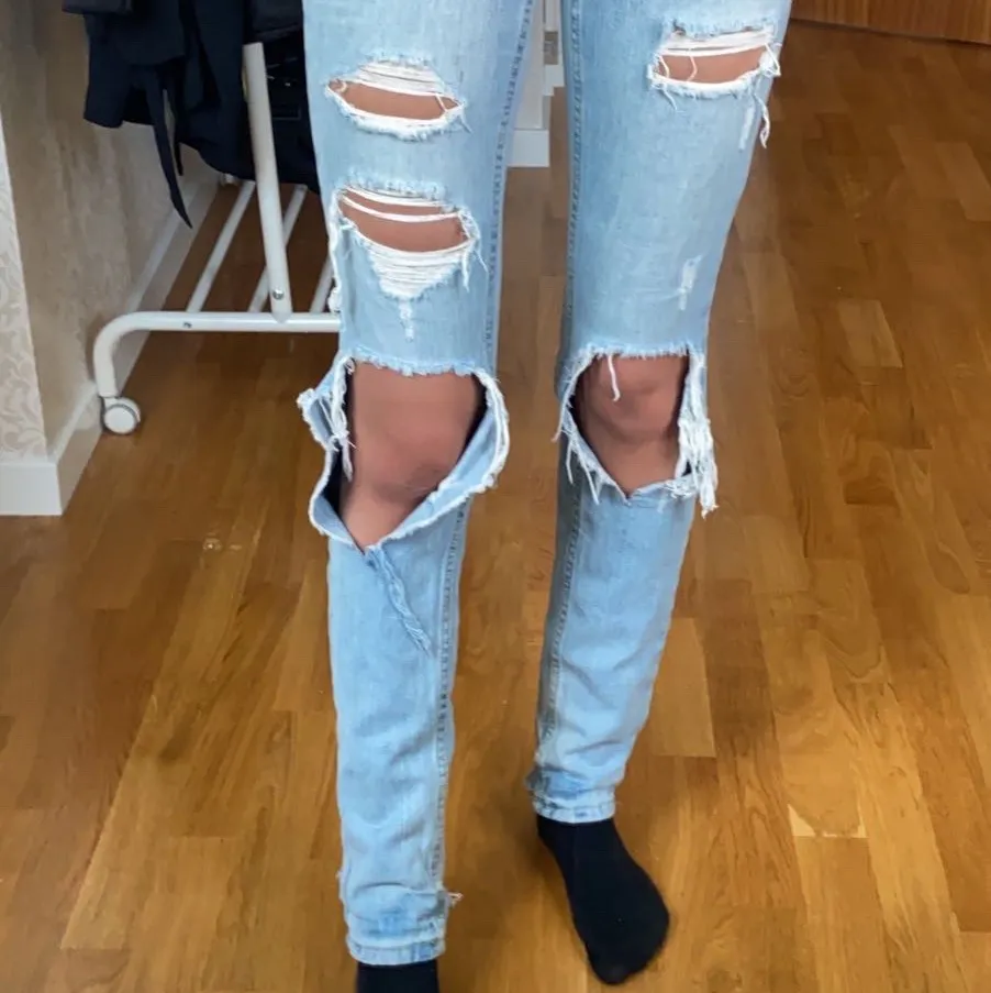 Jag säljer mina älskade mom jeans ifrån Gina, dom är väldigt lågmidjade och gamla annars är dom i bra skick dom är ganska använda, bud ifrån 150 och frakten står jag för (om jag skrivit rätt är de midjan o sen längden). Jeans & Byxor.