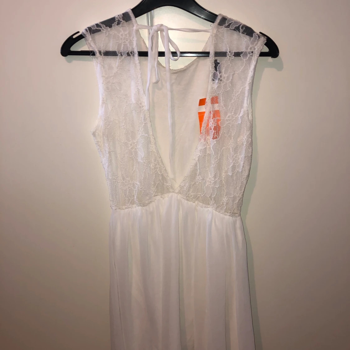 Vit klänning med spetsdetaljer