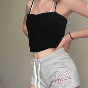 Grå mjukisshorts 🤍 - Mjukisshorts köpta på H&M för några år sedan och sedan dess väl använda, men trots allt i bra skick 🤍 Säljer pga att de är lite för små för mig. Kommer ej ihåg vad de kostat från början. Frakt tillkommer. I barnstorlek 🤍