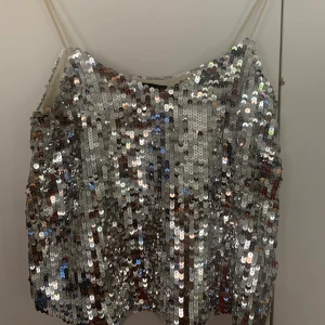 Glittrig festtopp - Perfekta festtoppen till nyår eller liknande! Från bikbok i storlek xs men passar även s🌺  köpare står för frakt