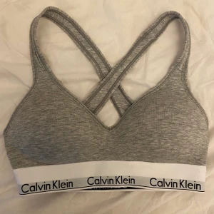 Calvin klein bh push up - Säljer grå bralette från calvin klein har bara provat den är helt ny i storlek s motsvarar B70 frakt ingår💓 buda från 200 