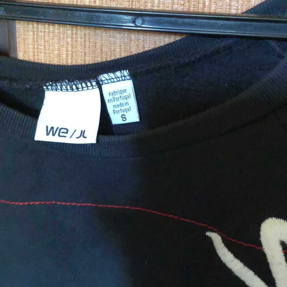 En tröja som jag använde ett tag och sedan har den bara blivit liggande i garderoben. Tycker att den är lite stor S storlek. Köpare betalar frakt . Tröjor & Koftor.