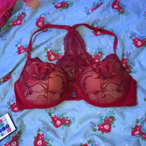 Spets BH 🤍 - Superfin spetsbehå ifrån Calvin Klein i strl 75B, kommer inte till användning helt enkelt så den är som ny, väldigt snyggt till En rygglös outfit ❤️