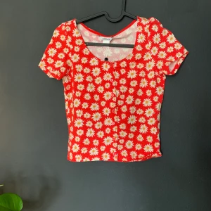 Blommig topp - Fin topp ifrån Monki! Aldrig använd prislappen är kvar ! 90kr inklusive frakt 💃🏼