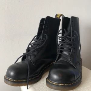Dr Martens  - Dr Martens i nyskick, endast använda en gång✨ Köpare står för frakt 🌻15% av alla inkomster går till välgörenhet🌻