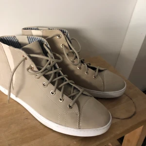 Vagabond-sneakers/skor strl40 - Sneakers/skor med högt skaft, i gråbeige färg. Storlek 40, knappt använda då de är för stora för mig. Så i princip nyskick.  
