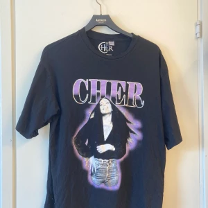 Cher tröja (overSize) - Säljer min svarta oversize t-shirt med tryck. Säljer pga. Inte min stil. Använt ett fåtal gånger. Köparen står för frakten om ni inte bor i närheten och vill mötas upp.
