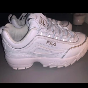 FILA SKOR  - FILA skor, använda endast 1 gång så dem är som helt nya från butik. Storlek 35. Köpte dem lite hastigt då jag tyckte det var snygga men köpte tyvärr för liten storlek. 