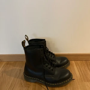 Klassiska Dr. Martens  - As snygga klassika Dr.Martens  i strl 38, använda ca 4 gånger och i bra skick !  Frakt tillkommer !