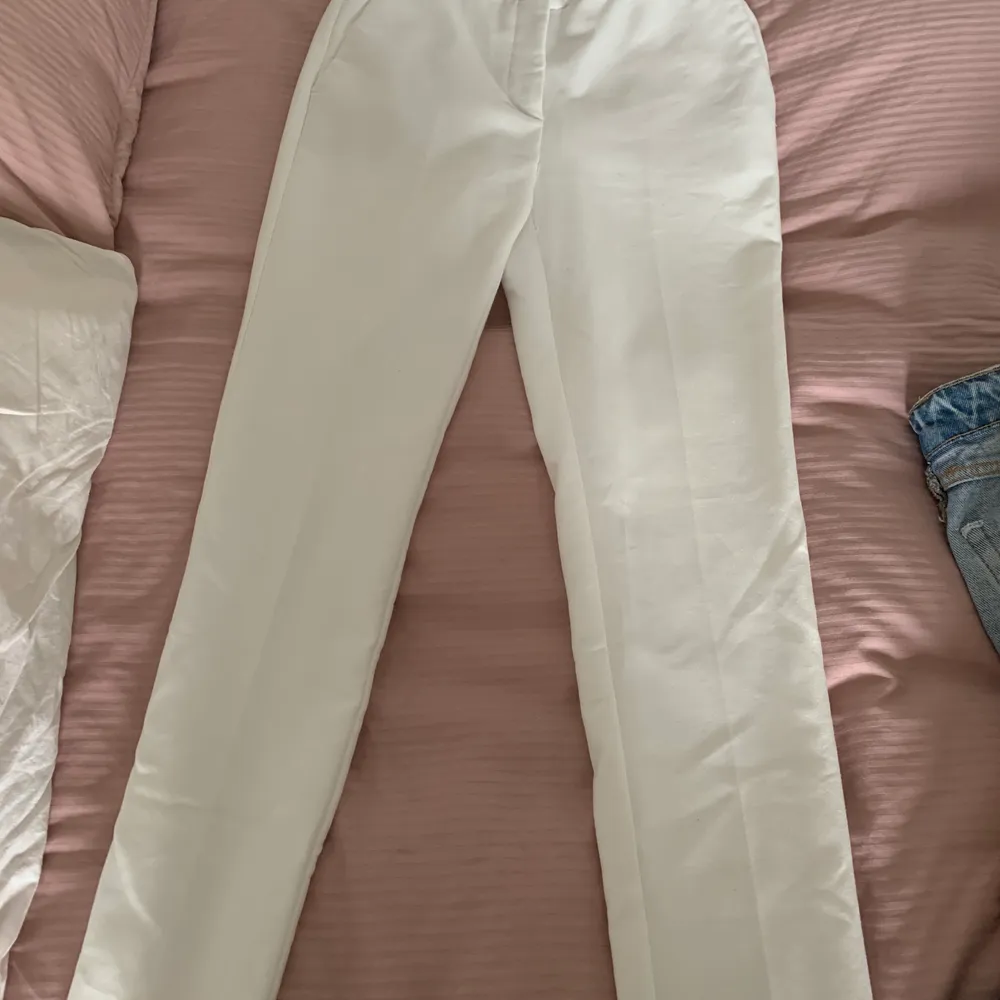 Vita kostymbyxor från Zara i storlek S, aldrig använda. Mellanhöga i modellen . Jeans & Byxor.