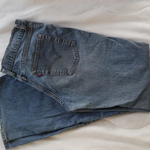 Lågmidjnade Levi's jeans boot-cut - lågmidjade Levi's jeans som är köpta second hand. Säljer jeansen för de är 5 storlekar förstöra för mig i min midja. Lite slitningar längst nere på kanterna. Dem är boot-cut. 💕