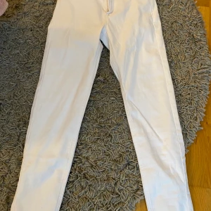 Vita jeans - Super snygga jeans från berska, jag har aldrig vita jeans så dom har aldrig kommit till användning