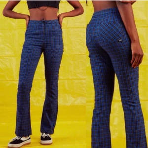 Rutiga byxor  - Ett par blårutiga byxor som jag köpte ifrån plick men kommer ifrån Unif! Säljer pga att de inte kommer till större användning tyvärr.