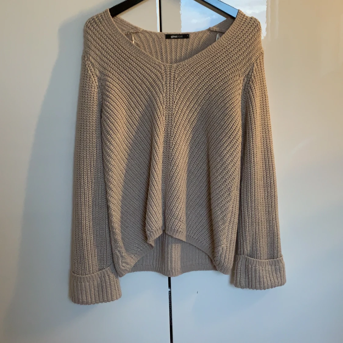 Beige stickad tröjan från ginatricot 