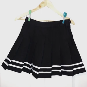 Kort svart kjol  - Har köpt denna från BRUKAT, den kostade 100kr, men har inte använt den alls som jag planerade.