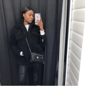 Teddy jacka oversize -  sjukt fin Teddyjacka/kappa. Helt ny oanvänd köpte för 700kr. Den är rätt oversize så hade lätt kunnat passa från XS upp till M