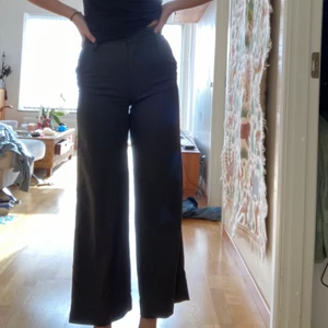 Snygga byxor från &other stories! - Säljer mina favoritbyxor då de blivit för små. De är köpta på &other stories i Frankrike och är i mycket bra skick! Bild tre visar hur tyget ser ut! Kan skicka fler bilder om det önskas!💖