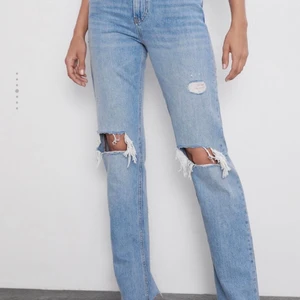 Jättesnygga slutsålda jeans  - Säljer dessa supersnygga zara jeans i modellen ”zw premium straight jeans”. De är helt slutsålda! De har inga fläckar och är i jättebra skick. Jeansen är i storlek 36!💞💞 